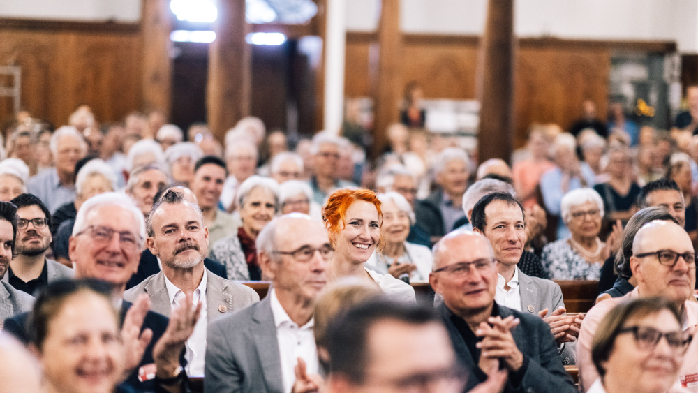 Gespannte Aufmerksamkeit in er Eröffnungsfeier in der Martingskirche